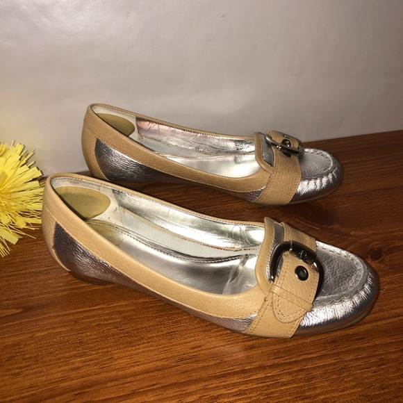 Audrey Brooke Cameo Loafers Size 6M Silver/Tan - Picture 6 of 8